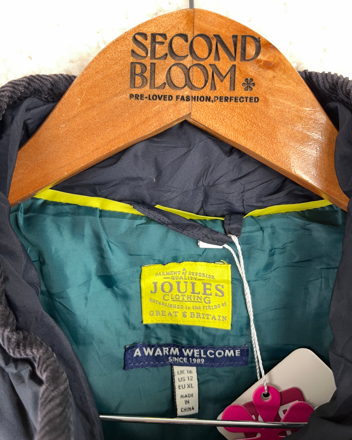 Diamond-Quilted Full Zip Vest- Size: L — measurements
