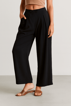 Black Capri Pants with Front Pleats - Size: M