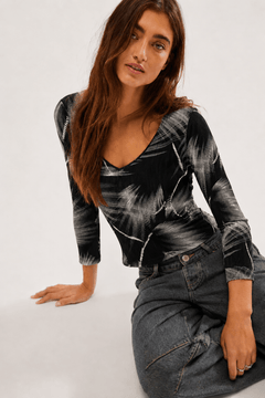 Abstract Print Plissé Blouse in Black and Cream - Size: S/M