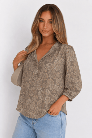 Daisy Print Blouse with Ruffled Neckline - Size: M/L